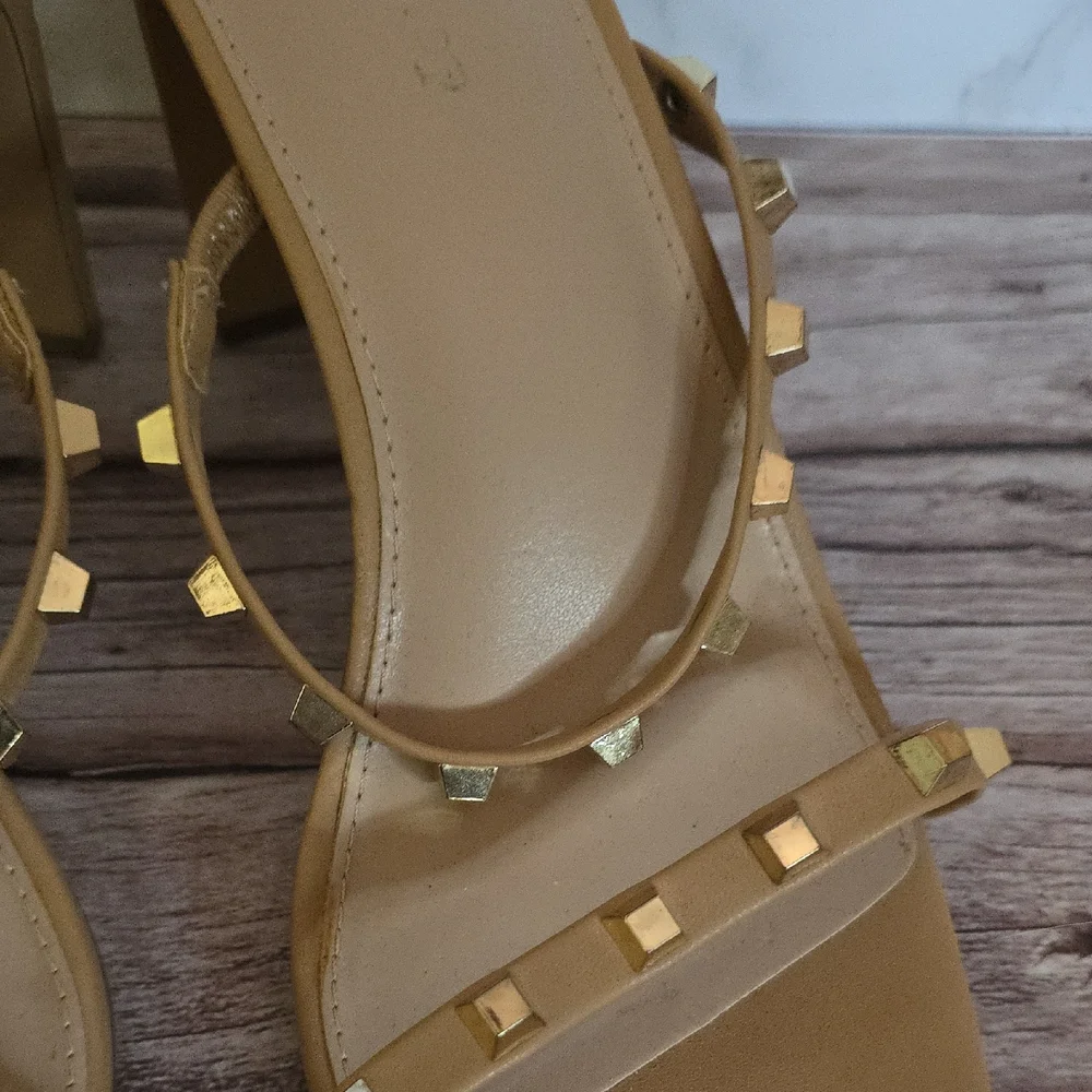 THE DROP Neutral Tan Gold Studded Strappy Heeled Sandals Size 9 - Picture 11 of 13